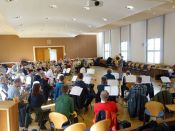 „Mehr davon und gerne wieder!“ – Der Komponist Werner Petersen begeistert bei Workshop im Haus des Kirchenkreises 60 Bläserinnen und Bläser
