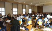 „Mehr davon und gerne wieder!“ – Der Komponist Werner Petersen begeistert bei Workshop im Haus des Kirchenkreises 60 Bläserinnen und Bläser