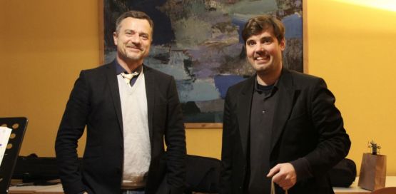 Pfarrer Dr. Sebastian Fuhrmann (links) überreichte am 14. Dezember 2022 beim letzten Unterrichtsnachmittag von Michael Knake im Gemeindehaus an der Möllendorffstraße als Hausherr Dankeschön-Geschenke der Gemeinde und des Kirchenkreises. Foto: Jürgen Bosenius