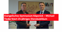 Der Vorstandsvorsitzende der Evangelischen Schulstiftung, Frank Olie, gratuliert Schulleiter Michael Tiedje. Foto: Ev. Gymnasium Köpenick