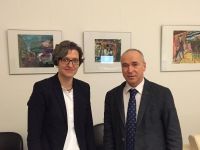 Vereinbaren regelmäßige Treffen: Die Bezirksbürgermeisterin von Lichtenberg, Birgit Monteiro (SPD), und der Superintendent des Kirchenkreises Lichtenberg-Oberspree, Hans-Georg Furian. Foto: kklios