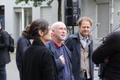 Clara Leiva Burger, SozDia Stiftung Berlin, Hans-Georg Furian und Ulrich Kastner vom Ev. Kirchenkreis Lichtenberg-Oberspree. „Wir lassen uns das nicht bieten!“ – Lichtenberger Kiezkneipe „Morgen wird besser“ feiert Wiedereröffnung. Foto: kklios.de