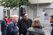 Superintendent Hans-Georg Furian und Lichtenbergs Bezirksbürgermeister Michael Grunst. „Wir lassen uns das nicht bieten!“ – Lichtenberger Kiezkneipe „Morgen wird besser“ feiert Wiedereröffnung. Foto: kklios.de