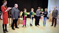 Freuen sich über die neue Aula (v.l.n.r.): Christina Reiche von der Schulstiftung der Landeskirche, Thomas Moldenhauer vom Schulverein, die SchulsprecherInnen, Schulleiterin Beate Sommerfeldt und Superintendent Hans-Georg Furian. Foto: kklios.de