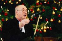 Superintendent Hans-Georg Furian predigt über die Jahreslosung 2016: "Gott spricht: Ich will euch trösten, wie einen seine Mutter tröstet" (Jesaja 66,13). Foto: kklios