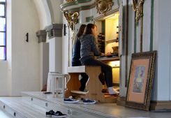 Raus aus den Turnschuhen – ran an die Orgel. Foto: Jürgen Bosenius/kklios