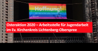 Auch an der Bekenntniskirche in Treptow: die Oster-Banner-Aktion 2020 der Arbeitsstelle für Jugendarbeit im Ev. Kirchenkreis Lichtenberg-Oberspree - Hoffnung! Leben! Segen!
