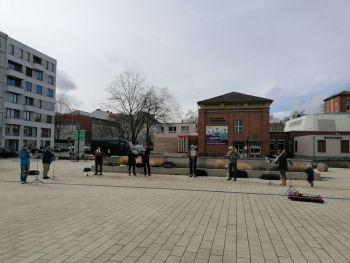 Musikalischer Ostergruß in Alten- und Pflegeheimen – Ökumenische Aktion des Posaunendienstes der EKBO, hier auf dem Gelände der Evangelischen Elisabeth Klinik in Berlin-Mitte. Foto: Cornelia Ewald