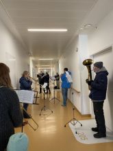 Musikalischer Ostergruß in Alten- und Pflegeheimen – Ökumenische Aktion des Posaunendienstes der EKBO, hier im Franziskus Krankenhaus in Berlin-Mitte. Foto: kklios.de