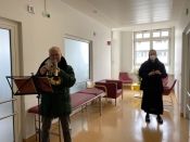Musikalischer Ostergruß in Alten- und Pflegeheimen – Ökumenische Aktion des Posaunendienstes der EKBO, hier im Franziskus Krankenhaus in Berlin-Mitte. Foto: kklios.de