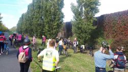 Radtour zur Aziziye Moschee in Buckow (Neukölln) - weiter geht's nach einem Picknick am Teltowkanal. Foto: Welcome! - Netzwerken im Kirchenkreis Lichtenberg-Oberspree