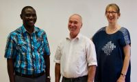 Auf Stippvisite im Haus des Kirchenkreises (v.l.n.r.): Schulleiter Ronald Mulondo, Superintendent Hans-Georg Furian und Irene Jacobsen, Ev. Kirchengemeinde Lichtenberg. Foto: Jürgen Bosenius / kklios.de