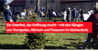 Ein Osterfest, das Hoffnung macht - unter Leitung von Kreiskantor Johannes Raudszus spielte in Wilhelmshagen der Posaunenchor unter freiem Himmel vor der Taborkirche. Foto: Jörg Buhle