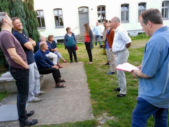 Gute Arbeitsatmosphäre in angenehmer Umgebung: Pfarrkonventsrüste 2016 in Dahme/Mark. Foto: kklios