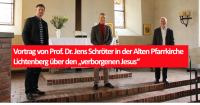 Nach der Veranstaltung mit Abstand und für einen kurzen Moment ohne Maske in der Alten Pfarrkirche Lichtenberg (v.l.n.r.): Pfarrer Dr. Sebastian Fuhrmann, Prof. Dr. Jens Schröter und Superintendent Hans-Georg Furian. Foto: Bosenius / kklios.de
