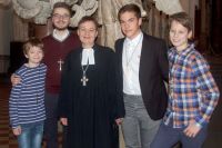 Leo, Stefan, Generalsuperintendentin Ulrike Trautwein, Florian und Henning (v.l.) in der evangelischen Marienkirche am Alexanderplatz in Berlin. Foto: Thorsten Wittke / EKBO
