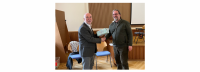 Superintendent Hans-Georg Furian und Sebastian Sievers: Auf Wiedersehen und – gleichzeitig – herzlich willkommen, Sebastian Sievers! Foto: Ev. Kirchenkreis Berlin Süd-Ost