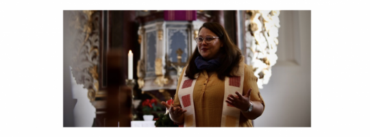 Am 30. November 2025 wurde Gemeindepädagogin Judith Ziehm-Degner im Gottesdienst in Dahlwitz für ihr bestandenes Examen und ihre Arbeit in der Gemeinde gesegnet. Foto: Marcel Haischmann