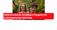 Schulleiterin Julia Trévin (vorne) und Hortkoordinatorin Wioletta Wendland begrüßten die Schüler*innen am Interimsstandort der neuen "Grundschule am Campus Hedwig" im Pfarrgarten der Ev. Kirchengemeinde Lichtenberg. Foto: Stephan Boehme
