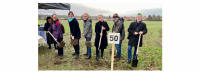 Beim Spatenstich – v.l.: Astrid Groth, Kirchenkreis-Kitaträger, Architekt Christian Dubrau, Bürgermeister Thomas Krieger, Pfarrerin Barbara Killat und Dirk Rieckers, Kirchengemeinde Mühlenfließ, und Superintendent Hans-Georg Furian. Foto: Jürgen Bosenius