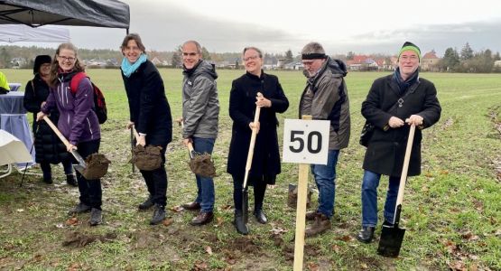 V.l.n.r.: Astrid Groth, Kitaträger des Kirchenkreises, Architekt Christian Dubrau, Bürgermeister Thomas Krieger, Pfarrerin Barbara Killat und Dirk Rieckers, Kirchengemeinde Mühlenfließ, und Superintendent Hans-Georg Furian. Foto: Jürgen Bosenius
