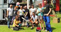 Machen das Freizeitheim des Kirchenkreises in Altbuchhorst am Möllensee erst möglich: Das Aufbauteam im Sommer 2019 in Aktion. Foto: Friedrich Böhme / kklios.de