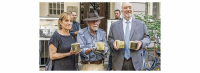 Das Botschafter-Ehepaar mit dem Erfinder des Stolperstein-Projekts, Gunter Demnig (Mitte). Foto: Ralf Günther