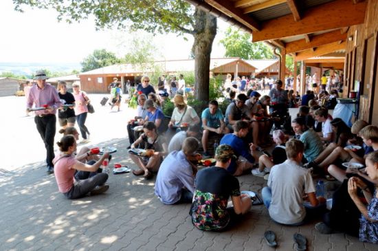 Mahlzeit: Klosterfahrt nach Taizé 2018 - Ökumenische Reise der Jugend in Köpenick. Foto: Anne-Katrin Arter