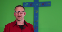 Pfarrer Paulus Hecker von der Ev. Kirchengemeinde Berlin-Treptow wirbt für das "TANDEM"-Projekt der EKBO und kooperiert beim Ev. Kirchentag 2017 in Berlin mit der brandenburgischen Kirchengemeinde Dissen. Foto: EKBO/YouTube-Kanal