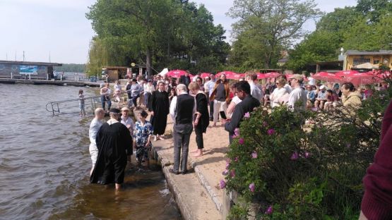 "Tauffest am See" – tolles Tauffest mit elf Taufen im Friedrichshagener Seebad. Foto: Ev. Kirchengemeinde Friedrichshagen