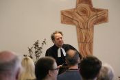 Pfarrer Ulrich Kastner. Auf Wiedersehen, Sebastian Sievers! Ein „Gottesdienst mit ganz viel Segen“ für den scheidenden Kreisbeauftragten für den Arbeitsbereich Jugend – und die neuen TeamerInnen des Kirchenkreises Berlin Süd-Ost. Foto: Jürgen Bosenius