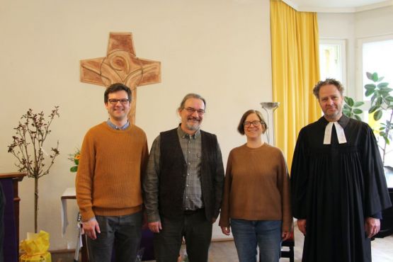 Böhme, Sievers, Daser, Kastner. Auf Wiedersehen, Sebastian Sievers! Ein „Gottesdienst mit ganz viel Segen“ für den scheidenden Kreisbeauftragten für den Arbeitsbereich Jugend – und die neuen TeamerInnen des Kirchenkreises Berlin Süd-Ost. Foto: Jürgen Bosenius