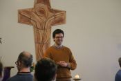 Friedrich Böhme. Auf Wiedersehen, Sebastian Sievers! Ein „Gottesdienst mit ganz viel Segen“ für den scheidenden Kreisbeauftragten für den Arbeitsbereich Jugend – und die neuen TeamerInnen des Kirchenkreises Berlin Süd-Ost. Foto: Jürgen Bosenius