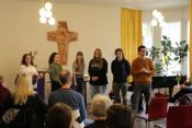 Neue TeamerInnen. Auf Wiedersehen, Sebastian Sievers! Ein „Gottesdienst mit ganz viel Segen“ für den scheidenden Kreisbeauftragten für den Arbeitsbereich Jugend – und die neuen TeamerInnen des Kirchenkreises Berlin Süd-Ost. Foto: Jürgen Bosenius