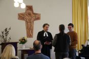 Kastner, Sievers, Böhme. Auf Wiedersehen, Sebastian Sievers! Ein „Gottesdienst mit ganz viel Segen“ für den scheidenden Kreisbeauftragten für den Arbeitsbereich Jugend – und die neuen TeamerInnen des Kirchenkreises Berlin Süd-Ost. Foto: Jürgen Bosenius