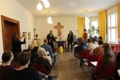 Auf Wiedersehen, Sebastian Sievers! Ein „Gottesdienst mit ganz viel Segen“ für den scheidenden Kreisbeauftragten für den Arbeitsbereich Jugend – und die neuen TeamerInnen des Kirchenkreises Berlin Süd-Ost. Foto: Jürgen Bosenius
