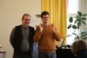 Sievers, Böhme. Auf Wiedersehen, Sebastian Sievers! Ein „Gottesdienst mit ganz viel Segen“ für den scheidenden Kreisbeauftragten für den Arbeitsbereich Jugend – und die neuen TeamerInnen des Kirchenkreises Berlin Süd-Ost. Foto: Jürgen Bosenius