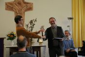 Auf Wiedersehen, Sebastian Sievers! Ein „Gottesdienst mit ganz viel Segen“ für den scheidenden Kreisbeauftragten für den Arbeitsbereich Jugend – und die neuen TeamerInnen des Kirchenkreises Berlin Süd-Ost. Foto: Jürgen Bosenius