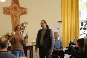 Landesjugendpfarrerin Julia Daser. Auf Wiedersehen, Sebastian Sievers! Ein „Gottesdienst mit ganz viel Segen“ für den scheidenden Kreisbeauftragten für den Arbeitsbereich Jugend – und die neuen TeamerInnen des Kirchenkreises Berlin Süd-Ost. Foto: Jürgen Bosenius