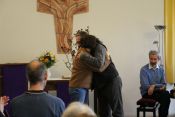 Landesjugendpfarrerin Julia Daser. Auf Wiedersehen, Sebastian Sievers! Ein „Gottesdienst mit ganz viel Segen“ für den scheidenden Kreisbeauftragten für den Arbeitsbereich Jugend – und die neuen TeamerInnen des Kirchenkreises Berlin Süd-Ost. Foto: Jürgen Bosenius