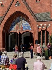 Evangelische Kirchengemeinde Berlin-Friedrichshagen: Vorplatz der Christophoruskirche nach einjährigen Bauarbeiten offiziell eröffnet. Foto: Ev. Kirchengemeinde Berlin-Friedrichshagen