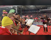 "Eiserne Bläser" des Ev. Kirchenkreises Berlin Süd-Ost spielen im Stadion An der Alten Försterei beim Weihnachtssingen 2024 von Union Berlin. Foto: EKBSO