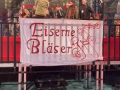 "Eiserne Bläser" des Ev. Kirchenkreises Berlin Süd-Ost spielen im Stadion An der Alten Försterei beim Weihnachtssingen 2024 von Union Berlin. Foto: EKBSO