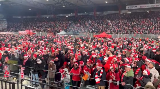 Weihnachtssingen 2023 bei Union Berlin: "Eiserne Bläser" des Ev. Kirchenkreises Berlin Süd-Ost im Stadion An der Alten Försterei. Foto: Jürgen Bosenius