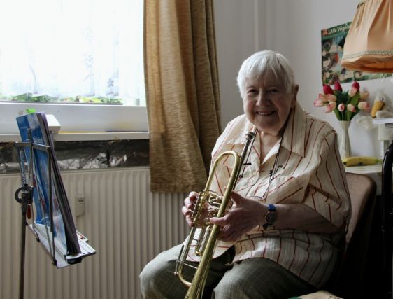 Zu Besuch bei … Ursel Springer, 92 Jahre alt, älteste (und aktive!) Bläserin im Ev. Kirchenkreis Berlin Süd-Ost. Foto: Jürgen Bosenius / Ev. Kirchenkreis Berlin Süd-Ost