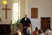 Superintendent Hans-Georg Furian bei der Einweihung des neuen Gemeindezentrums der Evangelischen Kirchengemeinde Berlin-Altglienicke am 28. November 2021. Foto: Jürgen Bosenius / kklios.de