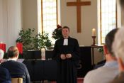 Pfarrer Wolfram Geiger bei der Einweihung des neuen Gemeindezentrums der Evangelischen Kirchengemeinde Berlin-Altglienicke am 28. November 2021. Foto: Jürgen Bosenius / kklios.de
