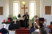 Kantor Martin Knizia (links) und Band bei der Einweihung des neuen Gemeindezentrums der Evangelischen Kirchengemeinde Berlin-Altglienicke am 28. November 2021. Foto: Jürgen Bosenius / kklios.de