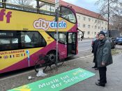 Alle Fotos hier! Weihnachtsbläserbus 2025: „Zugabe“-Rufe in Hellersdorf, wunderbarer Mitsing-Gottesdienst in der Erlöserkirche und 1.600 Euro für den Kältebus. Foto: Jürgen Bosenius