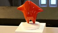 "Boung" ist eine Gipsplastik von Stefan Bassir aus dem Jahre 2004 - zu sehen in der Grünauer Friedenskirche. Foto: kklios